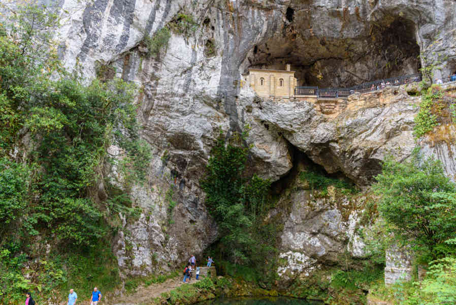 Principado de Asturias 028 - parque nacional de los Picos de Europa - santuario de Covadonga - Santa Cueva.jpg